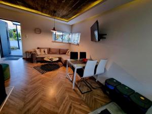 Fotografia z galérie ubytovania Karwia Plaza - Apartments - Domki z jacuzzi i sauną v destinácii Karwia
