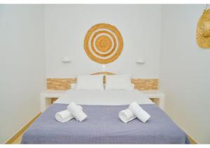 1 dormitorio con cama azul y almohadas blancas en Avgerinos Deluxe Rooms, en Paliochori 24 fotos más