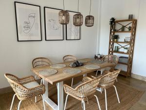 SUN BAY VILLAS APARTMENT في سان ميغيل ذي أبونا: غرفة طعام مع طاولة وكراسي خشبية