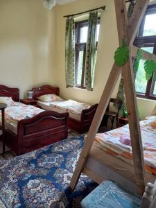 una camera con 3 letti a castello e una scala di Country house Dunjin Konak a Rogljevo Altre 37 foto