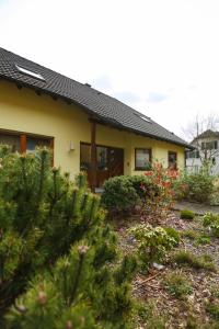 Ein Haus mit einem Haufen Pflanzen davor. in der Unterkunft Moselblick am Waldrand in Traben-Trarbach