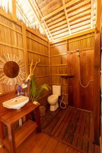 ein Holzbadezimmer mit einem WC und einem Waschbecken in der Unterkunft TABARI DIVE LODGE in Pulau Mansuar