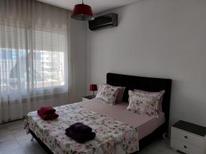 Un pat sau paturi într-o cameră la Harmony Appartement 13