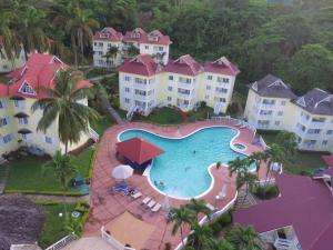 einen Luftblick auf ein Resort mit einem Pool in der Unterkunft The View at Mystic Ridge Penthouse 78A in Ocho Rios