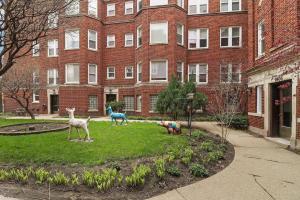 dos estatuas de animales frente a un edificio en City Charm Studio Apt close to Shops - Ashland 04, en Chicago 2 fotos más