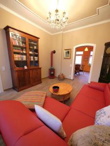 a living room with a red couch and a table at Märchenhaft urlauben auf dem Alpakahof in Rambow