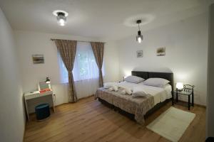 1 dormitorio con 1 cama grande y suelo de madera en Apartment Ana, en Split