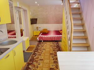 um quarto com uma escada e uma cama num quarto em INKARAS Aparthotel em Palanga