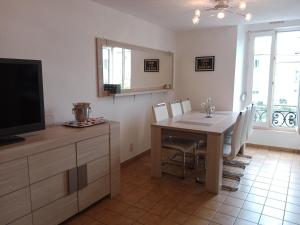 a living room with a dining room table and a television at Vitré centre Ville bel appartement a découvrir in Vitré