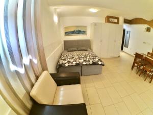 1 dormitorio con 1 cama, mesa y sillas en Carla Studio Apartment, en Zagreb