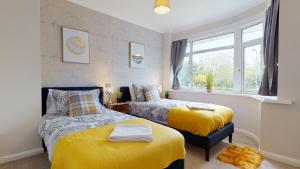sypialnia z 2 łóżkami i oknem w obiekcie Contemporary 2 Bed Apartment With Private Garden w mieście Maidstone