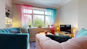 Μια τηλεόραση ή/και κέντρο ψυχαγωγίας στο Contemporary 2 Bed Apartment With Private Garden
