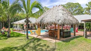 Taman di luar Private Tropical Paradise Guesthouse!