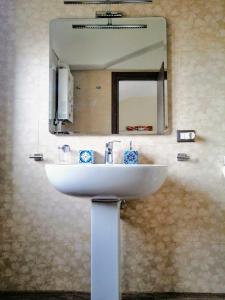 Een badkamer bij Attico luminoso terrazza Metro A Aria Cond WiFi