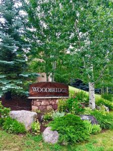 um sinal para um sinal de Woodridge num jardim em Woodbridge Condo by Snowmass Vacations em Snowmass Village