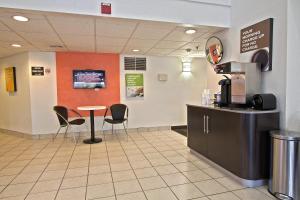a fast food restaurant with a table and chairs at Motel 6-East Brunswick, NJ in East Brunswick