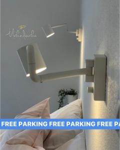 um quarto com uma cama e um sinal de estacionamento gratuito na parede em MAKEDONKA Apartments em Ohrid