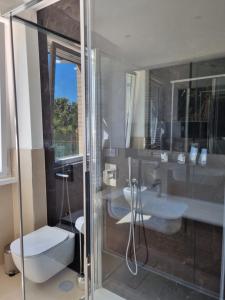 a bathroom with two sinks and a toilet at APPARTAMENTO VILLA MARIA in Rome