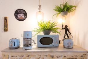 AtsipopouloにあるSteMa Luxury Escape, Rooftop Jacuzzi & Panoramic Viewsの電子レンジ付きテーブル