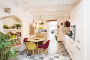 AtsipopouloにあるSteMa Luxury Escape, Rooftop Jacuzzi & Panoramic Viewsのテーブルと椅子のあるキッチンとダイニングルーム