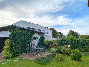 a patio with a table and chairs in a garden at Ferienwohnungen Stadtmitte - Fewo 3 in Sassnitz +9 photos