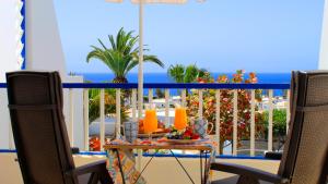 balcone con tavolo, sedie e vista sull'oceano di NEW Atalaya - Amazing Sea Views&Fantastic Pool a Tías