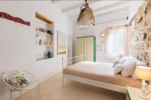 AtsipopouloにあるSteMa Luxury Escape, Rooftop Jacuzzi & Panoramic Viewsのベッドと椅子のある白い寝室