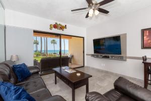 ein Wohnzimmer mit einem Sofa und einem Flachbild-TV in der Unterkunft Ground Floor Sonoran Sea 112-W in Puerto Peñasco