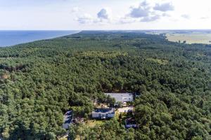 - une vue aérienne sur une maison dans les bois dans l'établissement Polana Łukęcin - Pobierowo, à Łukęcin