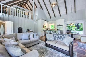 Posezení v ubytování Brookeland Resort Cabin with Golf and Lake Access