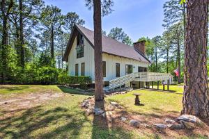 Zahrada ubytování Brookeland Resort Cabin with Golf and Lake Access