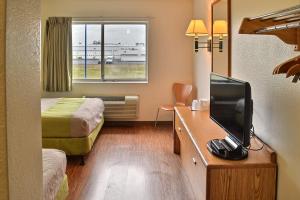 Habitación pequeña con cama y TV en Motel 6-Billings, MT - North, en Billings