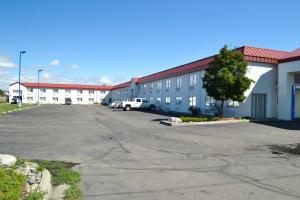 an empty parking lot in front of a building at Motel 6-Billings, MT - North in Billings