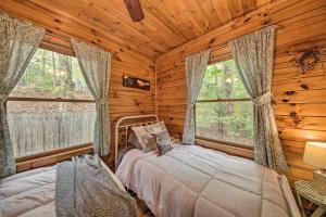 Ένα ή περισσότερα κρεβάτια σε δωμάτιο στο Peaceful Blue Ridge Cabin with Decks and Fire Pit
