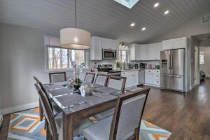 Kuchyň nebo kuchyňský kout v ubytování 6 Mi to Camelback Slopes! Home with Game Room