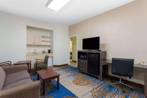 A television and/or entertainment centre at Baymont by Wyndham Tallahassee