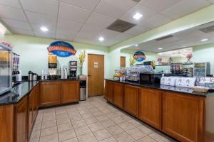 a fast food restaurant with a counter in a room at Baymont by Wyndham Tallahassee in Tallahassee