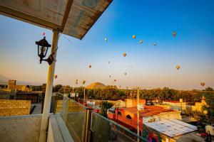 een groep heteluchtballonnen die in de lucht vliegen bij Tlatki in San Martín de las Pirámides