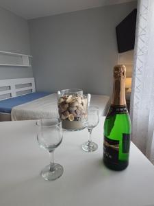 Una botella de champán y dos copas en una mesa. en u eli i jurka, en Sztutowo