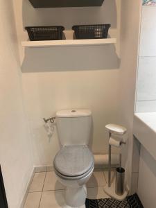 une salle de bain avec des toilettes blanches et un lavabo dans l'établissement Studio confort port de Frejus, à Fréjus 9 autres photos