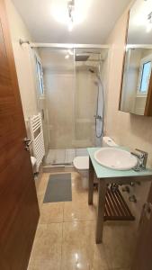bagno con lavandino, doccia e servizi igienici di Dimi Holidays Porto Cristo SLU Meerblick 4 Apartment 4 - 120 m zum Strand a Porto Cristo