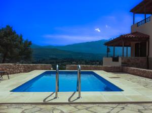 ein Pool an der Seite eines Hauses in der Unterkunft Direti villa in Kalamitsi Amygdali