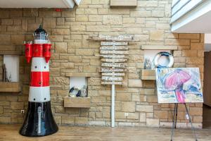 un écran de phare devant un mur de briques dans l'établissement Dorint Hotel Alzey/Worms, à Alzey