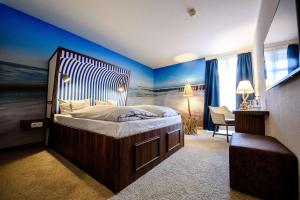 Un dormitorio con una cama grande con paredes azules. en Dorint Hotel Alzey/Worms, en Alzey