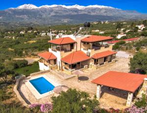 una vista aérea de una casa con piscina en Direti villa, en Kalamitsi Amygdali