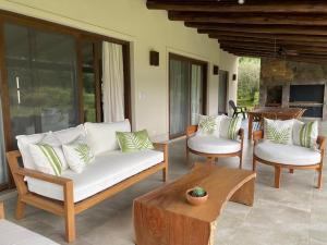 薩爾塔的住宿－Acogedora y amplia casa en Salta!，客厅配有沙发和桌子