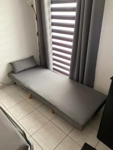 un banc installé dans une pièce avec fenêtre dans l'établissement Studio confort port de Frejus, à Fréjus