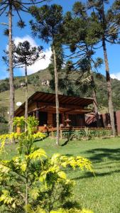 uma cabana com árvores à frente em Sentiero Cabanas Boutique em Urubici