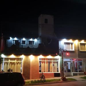 ein Gebäude mit Lichtern an der Seite in der Nacht in der Unterkunft Hotel Posada Las Lengas in Veintiocho de Noviembre