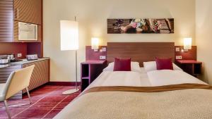 Ένα ή περισσότερα κρεβάτια σε δωμάτιο στο Dorint City-Hotel Salzburg